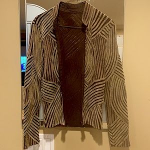 Size sm this jacket has flex and can be dressed up or down or worn buy itself